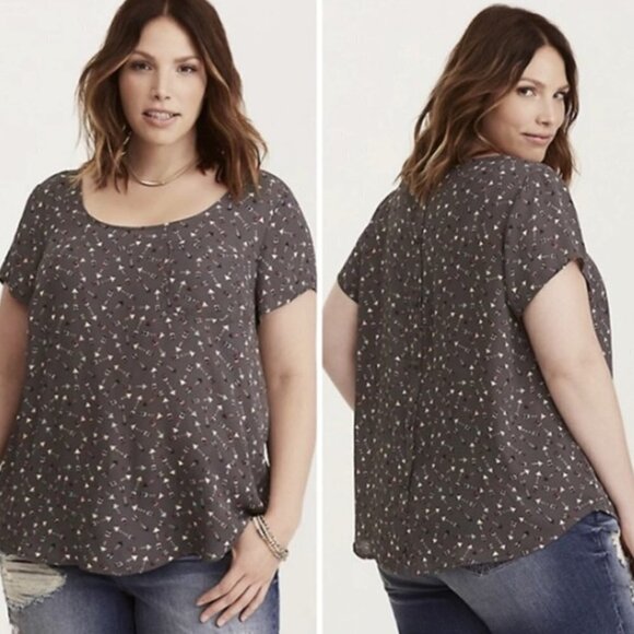 💥232 Torrid Abbey Arrow Georgette Button Back Grey Blouse - Picture 1 of 8